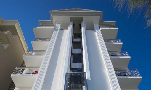 Hotel Nord Est con ascensore panoramico e balconi, struttura moderna.