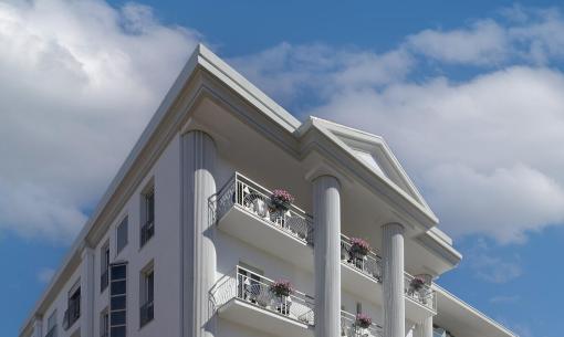 Hotel elegante con colonne bianche, fiori colorati e cielo azzurro.
