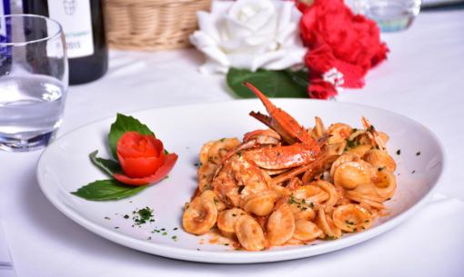 Piatto di orecchiette al sugo di granchio, elegante e invitante.
